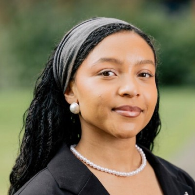 Portrait of Marianne with a black headband and blazer